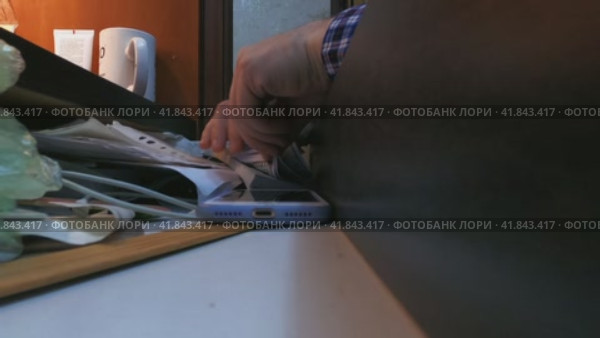 A man's hand opens a desk drawer and counts out several hundred-dollar bills. The concept of household finance. Стоковое видео, видеограф Ярославский Максим / Фотобанк Лори