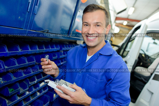 a mechanic in a garage. Стоковое фото, агентство Ingram Publishing / Фотобанк Лори
