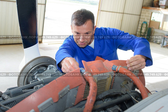 a mechanic working on aircraft. Стоковое фото, агентство Ingram Publishing / Фотобанк Лори