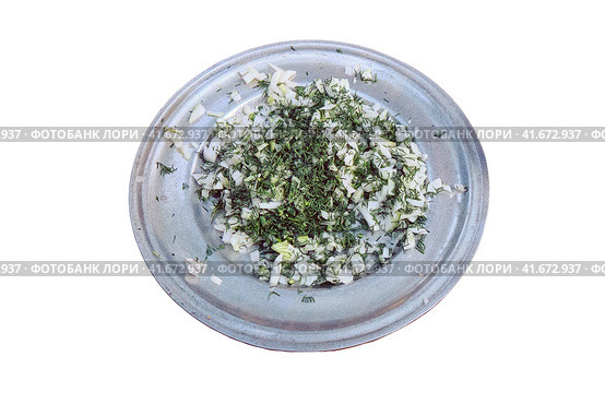 A metal plate with onions and dill, prepares food for the first American prospectors gold, isolated on a white background. Life of the first conquerors of the wild West. Стоковое фото, фотограф Андрей Журавлев / Фотобанк Лори