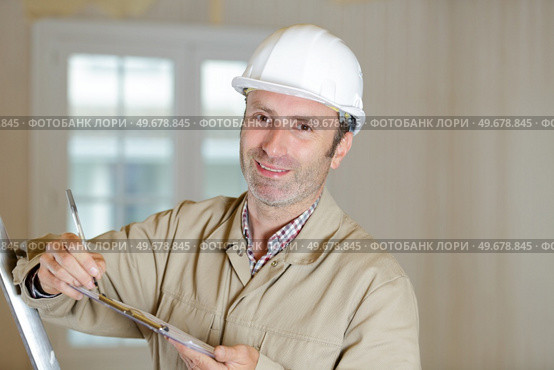 a modern builder with clipboard. Стоковое фото, агентство Ingram Publishing / Фотобанк Лори