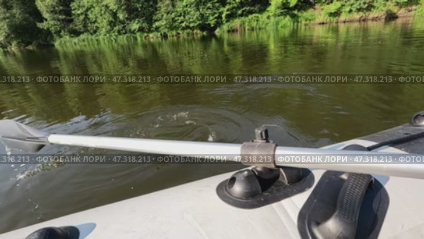 A paddle is in the water next to a boat. Стоковое видео, видеограф Скрипачев Антон / Фотобанк Лори