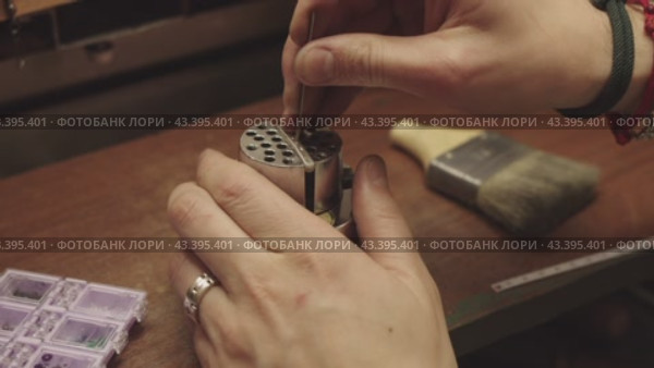 A person is holding a pill organizer with a purple pill in it. Стоковое видео, видеограф Константин Шишкин / Фотобанк Лори