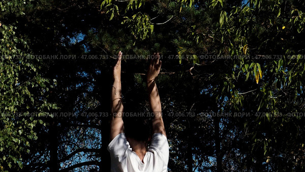A person who walks in the park reading a book and doing exercises for moral calm. Стоковое фото, фотограф David Kashakhi / Фотобанк Лори