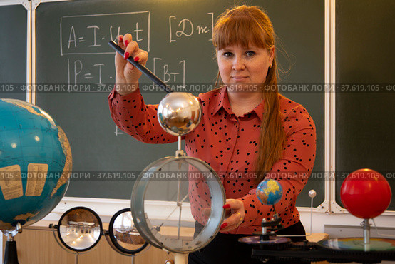 A physics teacher conducts an experiment with an Electrometer. Стоковое фото, фотограф Igor Bastrakov / Фотобанк Лори