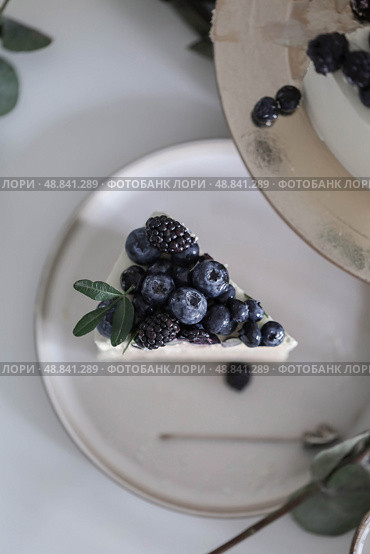 A piece of blueberry and blueberry pie on the table. Стоковое фото, фотограф Виктория Васильевна Феоктистова / Фотобанк Лори