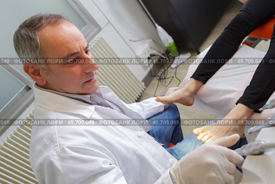a podiatrist cleaning womans feet. Стоковое фото, агентство Ingram Publishing / Фотобанк Лори