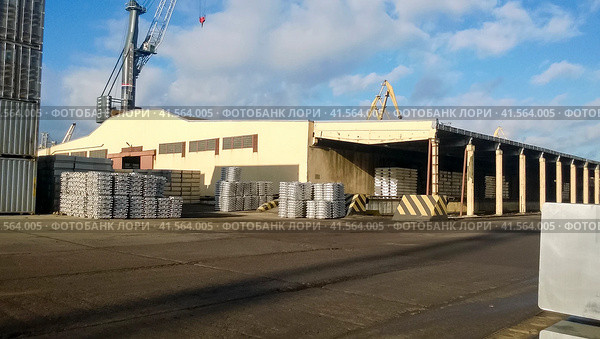 A port warehouse of aluminum ingots. Warehouse goods. Стоковое фото, фотограф Леонид Еремейчук / Фотобанк Лори