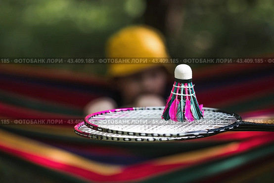 A racket and a shuttlecock on a background of green grass. Playing badminton. A summer sport. Outdoor games. Стоковое фото, фотограф Photojuli / Фотобанк Лори