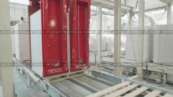 A robotic system for moving metal pallets. Стоковое видео, видеограф Потийко Сергей / Фотобанк Лори