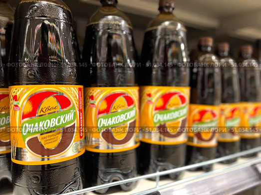 A row of bottles of Ochakov kvass are lined up on a shelf. Russia. Moscow. 08.08.25. Редакционное фото, фотограф Ярославский Максим / Фотобанк Лори