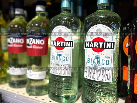 A row of Martini liquor bottles on a shelf. Russia. Moscow. 08.08.25. Редакционное фото, фотограф Ярославский Максим / Фотобанк Лори