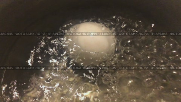 A saucepan with boiled eggs on a gas stove. Стоковое видео, видеограф Ярославский Максим / Фотобанк Лори