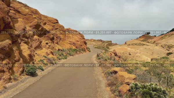 A Scenic Pathway That Winds Through Stunning Red Rock Terrain Awaits Adventurers. Стоковое видео, видеограф Vladimir Vintonjak / Фотобанк Лори