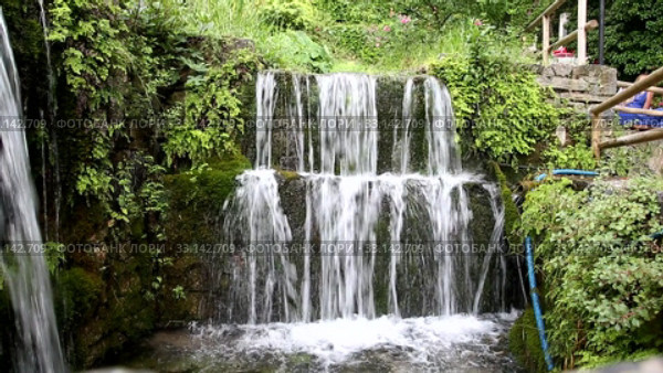 A small picturesque waterfall in the village of Argirupoli on the island of Crete, Greece (2017 год). Стоковое видео, видеограф Наталья Волкова / Фотобанк Лори