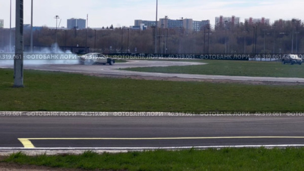 A sports car goes through a turn in a slide. Drift competitions at the Moscow stadium technical sports. (2023 год). Редакционное видео, видеограф Ярославский Максим / Фотобанк Лори