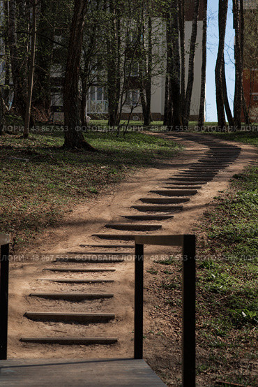 A staircase in the ground leads to an apartment building, a park, a zone. Стоковое фото, фотограф Татьяна Толстая / Фотобанк Лори