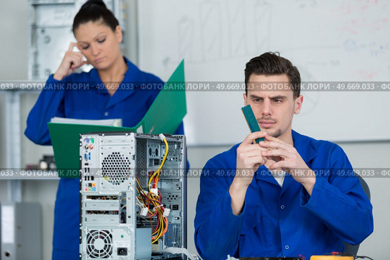 a student is learning electronics. Стоковое фото, агентство Ingram Publishing / Фотобанк Лори