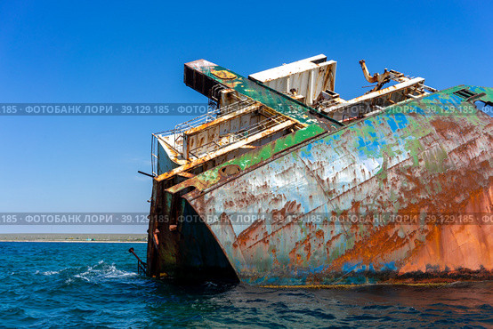 A sunken ship on the water surface of the sea (2018 год). Стоковое фото, фотограф Виктория Кольцова / Фотобанк Лори