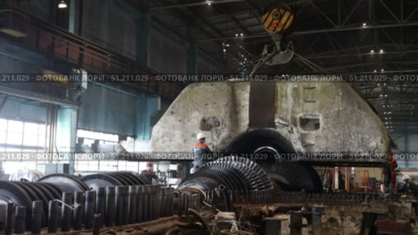 a welder repairs a huge turbine at a thermal power plant sparks fly from the welding machine. Стоковое видео, видеограф Алексей Сергеев / Фотобанк Лори