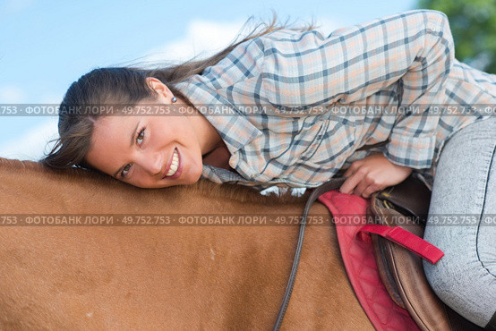 a woman riding a horse. Стоковое фото, агентство Ingram Publishing / Фотобанк Лори