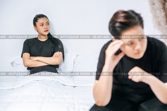 A woman who loves each other gets angry and sits on the bed. Стоковое фото, агентство Ingram Publishing / Фотобанк Лори