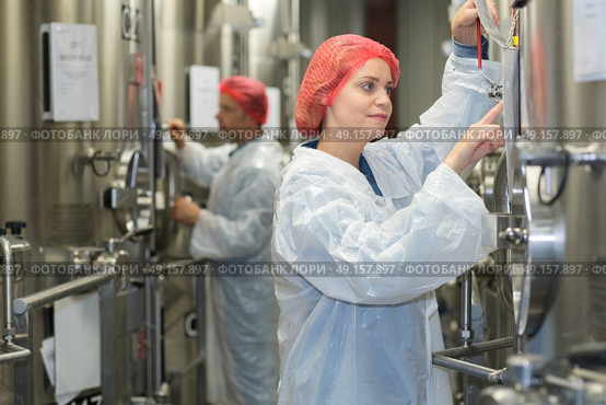 a worker checking a vat for making wine. Стоковое фото, агентство Ingram Publishing / Фотобанк Лори
