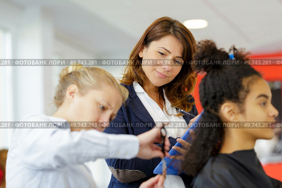 a young learning hair apprentice. Стоковое фото, агентство Ingram Publishing / Фотобанк Лори