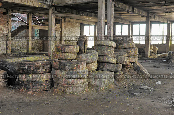 Abandoned paintball playground with barricades made of old tires with paint marks after fights. Стоковое фото, фотограф Анна Кривицкая / Фотобанк Лори