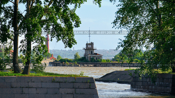 Abandoned traffic service station and Ust-Rogatka Western Wall in the background. Southern protective wall of the port of Kronstadt. (2015 год). Стоковое фото, фотограф Оксана Медведева / Фотобанк Лори