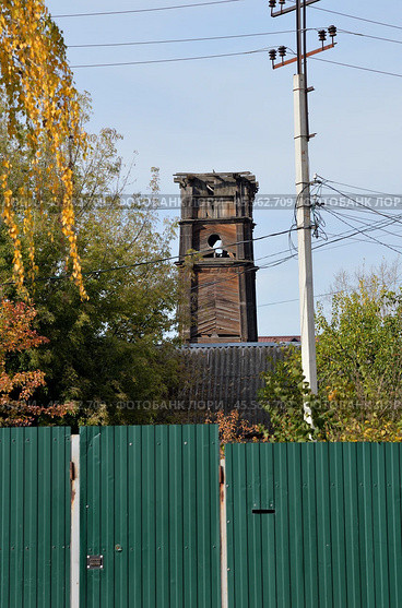 Abandoned wooden fire tower with one-story building from early 20th century in autumn, Bobrov, Voronezh region, Russia (2022 год). Стоковое фото, фотограф Алексей Антипов / Фотобанк Лори