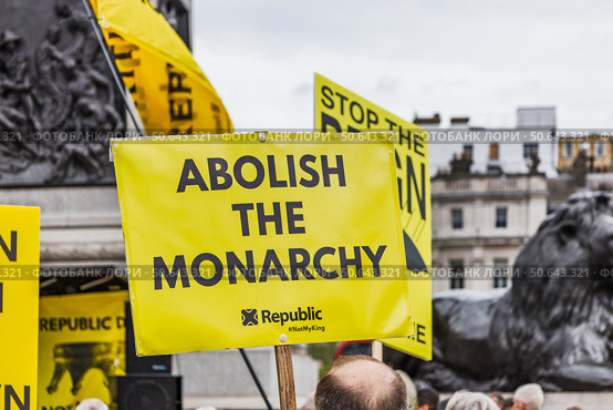 ABOLISH THE MONARCHY PLACARD at London Republican Protest, Trafalgar Square. London, UK, 5 May 2024. Редакционное фото, фотограф Zydrius Tartenis / Фотобанк Лори