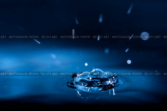 abstract background of blue water splash falling drop on liquid wave. Стоковое фото, агентство Ingram Publishing / Фотобанк Лори