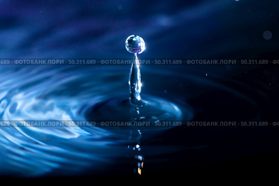 abstract background of blue water splash falling drop on liquid wave. Стоковое фото, агентство Ingram Publishing / Фотобанк Лори