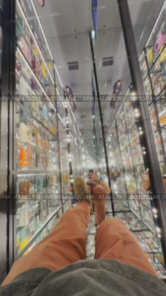 Abstract interior reflections on ceiling and walls showcasing infinite mirrored space. Стоковое видео, видеограф Антон Гвоздиков / Фотобанк Лори