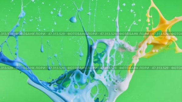Abstract Paint Splash isolated on green screen. Extreme Closeup blue liquid splashing in the water and spreading on green background. Vibrant, dynamic paint splatter on chroma key backdrop. 4K video. Стоковое AI-видео, аниматор Марина Демидюк / Фотобанк Лори