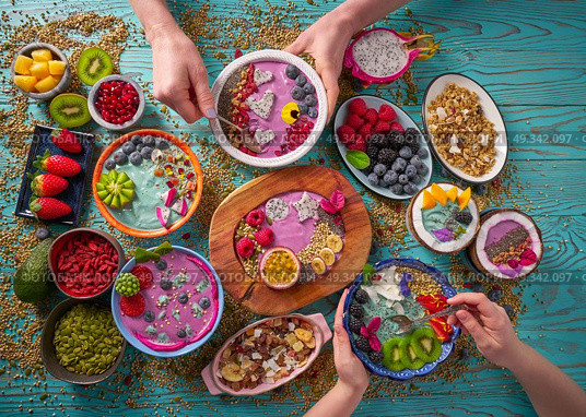 Acai bowl smoothie and Spirulina algae with chia berries and fruits healthy food. Стоковое фото, агентство Ingram Publishing / Фотобанк Лори