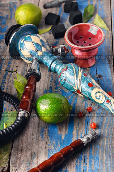 Accessories for Shisha. Dismantled parts of hookah on a wooden background with lime fruit. Стоковое фото, агентство Ingram Publishing / Фотобанк Лори