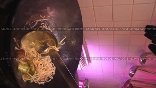 Adding Noodles in Wok - Vertical Video. Стоковое видео, видеограф Поскребышев Михаил / Фотобанк Лори