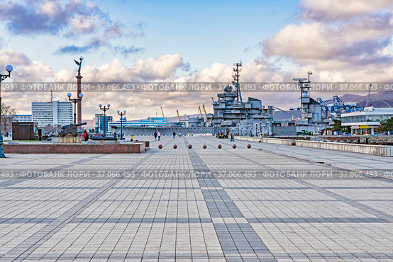 Admiral Serebryakov Embankment and the Mikhail Kutuzov Cruiser Museum (2021 год). Редакционное фото, фотограф Владимир Ушаров / Фотобанк Лори