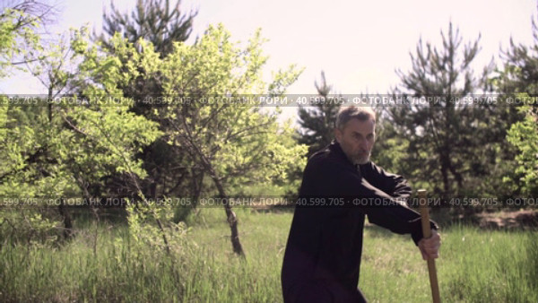 adult tai Chi master demonstrates kung fu skills with a stick. Стоковое видео, видеограф Денис Кебедов / Фотобанк Лори
