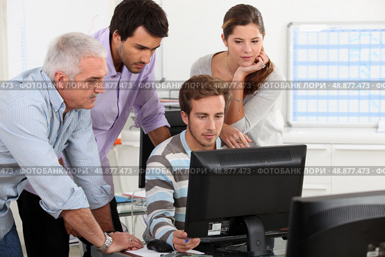 Adults around computer. Стоковое фото, агентство Ingram Publishing / Фотобанк Лори