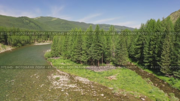 Aerial drone hyperlapse video of Altai river Chulyshman. Copter moves along river over water among coastal rocks. Стоковое видео, видеограф Сергей Пристяжнюк (Serg Zastavkin) / Фотобанк Лори
