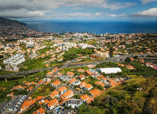 Aerial drone view of Funchal town, Madeira, Portugal (2024 год). Стоковое фото, фотограф Дмитрий Рухленко / Фотобанк Лори