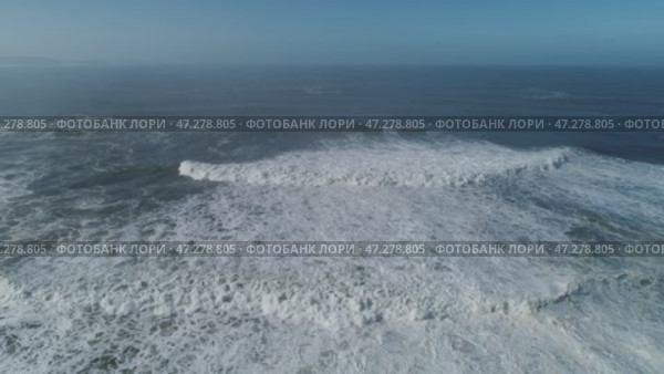 Aerial of big waves of Atlantic ocean in Nazare. Стоковое видео, видеограф Михаил Коханчиков / Фотобанк Лори