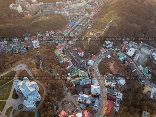 Aerial panoramic view from the drone, bird’s eye view to Vozdvizhenka, National Museum of Ukrainian History, Andreevsky descent at beautiful sunset in the summer.. A bird’s eye view, aerial view shooting from drone of the Podol district, oldest historical center of Kiev, Ukraine. Стоковое фото, агентство Ingram Publishing / Фотобанк Лори