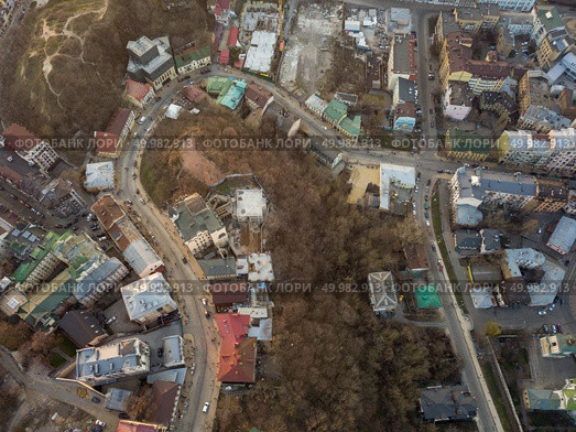 Aerial panoramic view from the drone, bird’s eye view to the Andreevsky descent with old historical buildings at beautiful sunset in the summer.. A bird’s eye view, aerial view shooting from drone of the Podol district, oldest historical center of Kiev, Ukraine. Стоковое фото, агентство Ingram Publishing / Фотобанк Лори