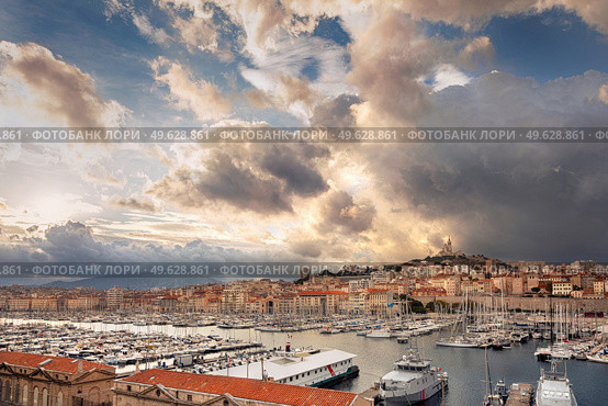 Aerial panoramic view on basilica of Notre Dame de la Garde and old port in Marseille, France. panoramic view on basilica of Notre Dame de la Garde and old port in Marseille, France. Стоковое фото, агентство Ingram Publishing / Фотобанк Лори