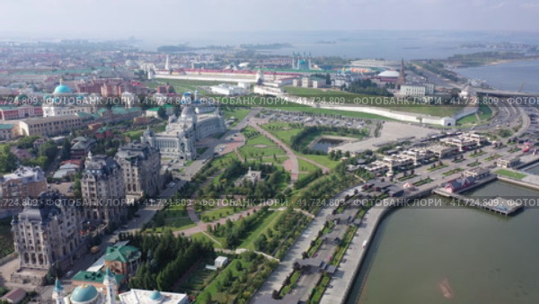 Aerial photo of Russian city Kazan with view of Kazan Kremlin and Volga River. Стоковое видео, видеограф Яков Филимонов / Фотобанк Лори