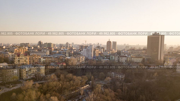 Aerial photography from the drone to the Central House of Artists, Trading house and districts with chuches and old building houses in the city of Kiev in Ukraine a shot at sunset in the summer.. Panoramic aerial view from the drone, a view of the bird’s eye view of the the central part of the city of Kiev, Ukraine with churches and the old buildings of the city. Стоковое фото, агентство Ingram Publishing / Фотобанк Лори